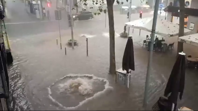 La rambla de Gavà allagata, esplodono i tombini: le strade come fiumi