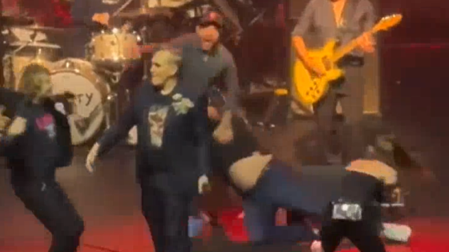 Troppi fan salgono sul palco di Morrissey a Dallas per abbracciarlo e il concerto viene interrotto