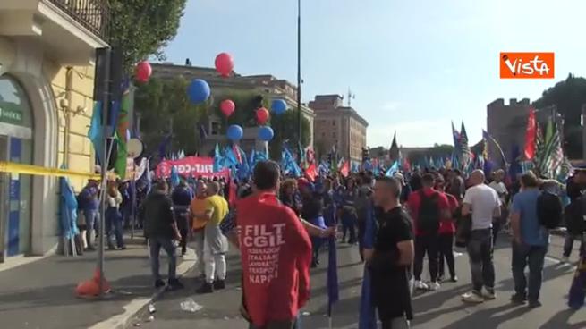 «Meno bombardieri, più tranvieri», i cartelli allo sciopero dei sindacati del Tpl a Roma