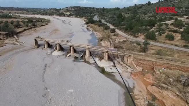 La linea ferroviaria di Valencia distrutta dalla forza dell'alluvione: le immagini dal drone