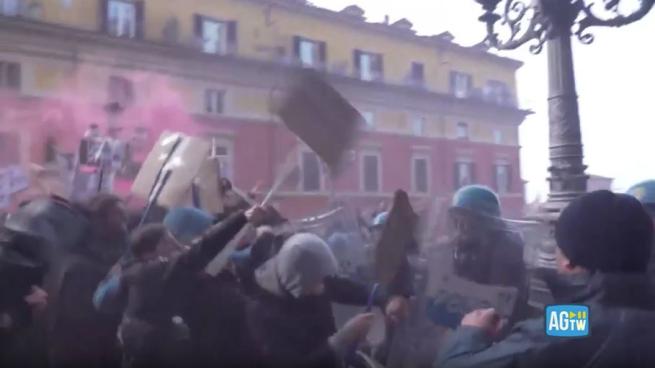 Violenti scontri a Bologna tra forze dell'ordine e antagonisti diretti al presidio di Casapound: lancio di oggetti, fumogeni e petardi