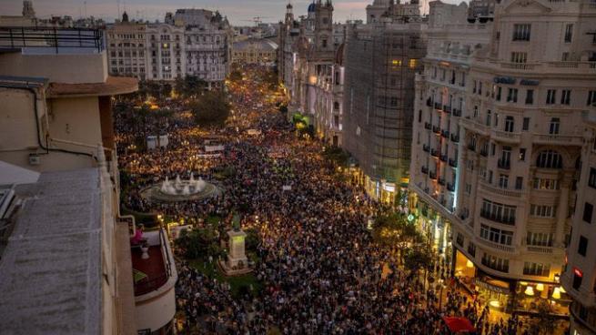 La diretta video da Valencia: la manifestazione di protesta contro la gestione dell'alluvione, in migliaia in strada