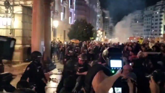 Scontri a Valencia tra la polizia e alcuni manifestanti al corteo contro la gestione dell'emergenza