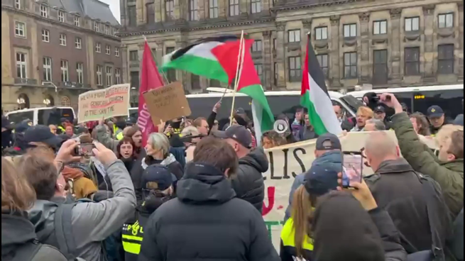 Un migliaio di manifestanti in piazza ad Amsterdam dopo l'aggressione agli israeliani: arresti e tensioni con la polizia