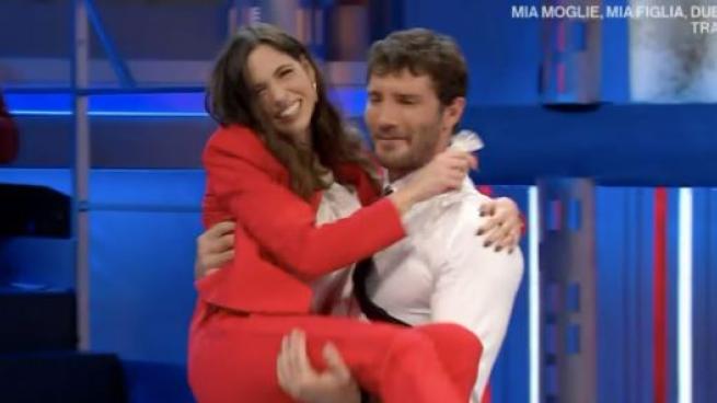 Show di De Martino ad 'Affari Tuoi': la concorrente vince 30 mila