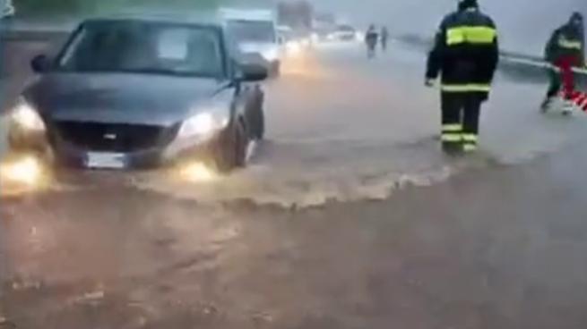 Temporali in Sicilia, autostrada Messina-Catania allagata dopo le forti piogge