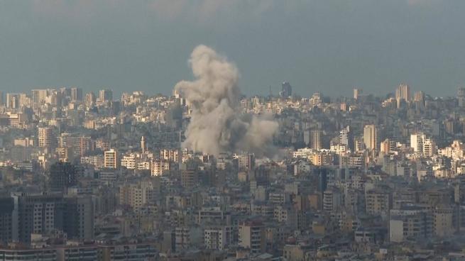 Libano, nuovi raid israeliani nella periferia di Beirut: almeno 6 morti