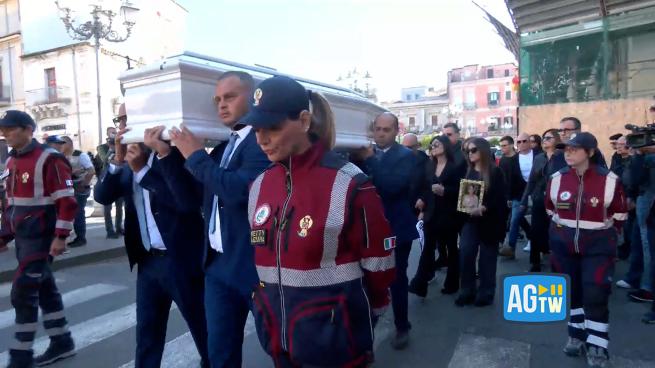 L'arrivo in chiesa del feretro di Margaret Spada: il silenzio composto di familiari e amici