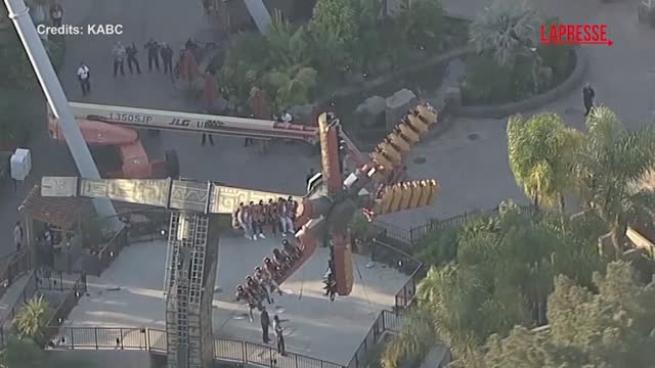 Giostra si blocca al parco divertimenti Knott's Berry Farm: persone sospese nel vuoto per oltre 2 ore