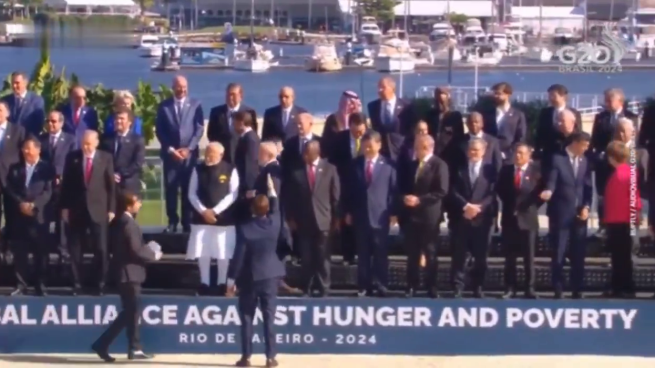 Macron va a stringere la mano del ministro degli Esteri russo Lavrov durante la foto di gruppo al G20 di Rio de Janeiro