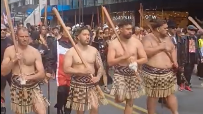 Decine di migliaia alla protesta Maori in Nuova Zelanda: sfilano in strada con gli abiti tradizionali