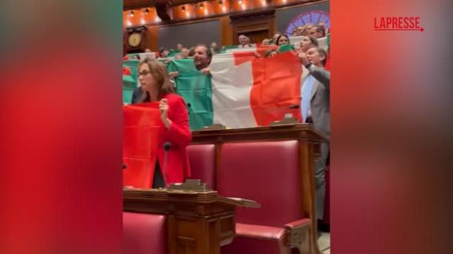 Autonomia, bocciata la mozione: le opposizioni mostrano il tricolore e intonano l'inno di Mameli