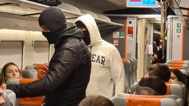 Le teste di cuoio della polizia simulano un intervento per il dirottamento di un treno ad Anagni: il video dell'operazione