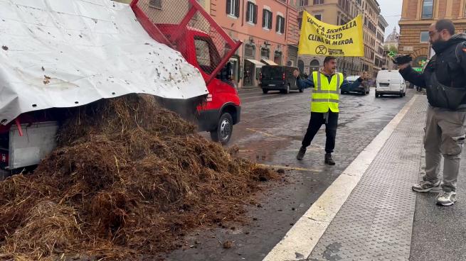 Gli eco attivisti scaricano quintali di letame davanti al Viminale contro le politiche climatiche del governo