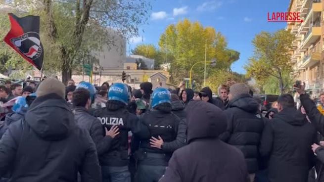 Momenti di tensione alla Sapienza tra collettivi e polizia: cariche di alleggerimento del cordone di sicurezza