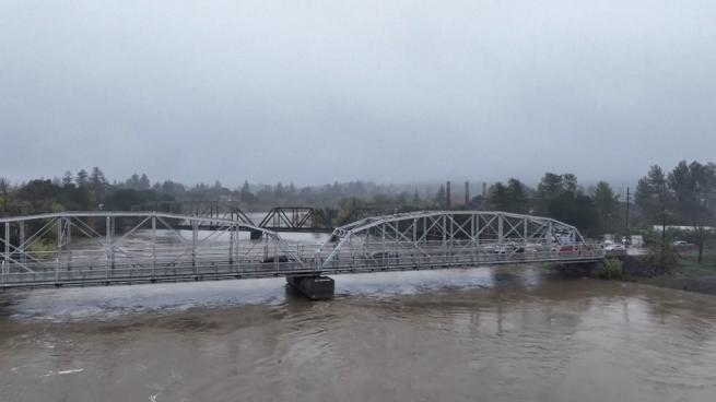 Usa, tempeste in California: straripa il fiume Russian