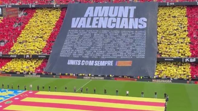 L'omaggio dello stadio del Valencia ai caduti dell'alluvione: sullo striscione la scritta «Rialzatevi»