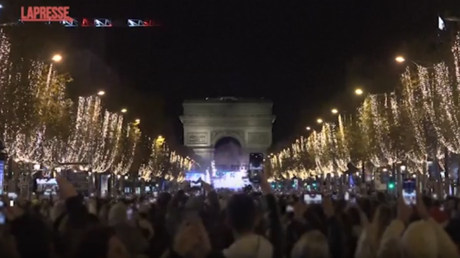 Sugli Champs-Élysées a Parigi si accendono le luci di Natale