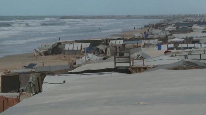 Le inondazioni spazzano via quasi 10mila tende degli sfollati a Gaza: l'acqua invade il campo profughi