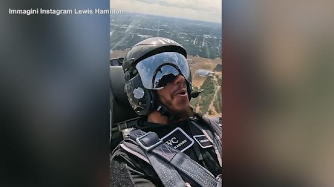 Hamilton «Tog Gun», il pilota di F1 in volo su un caccia