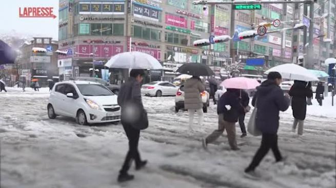 Mega nevicata in Corea del Sud, strade imbiancate e disagi