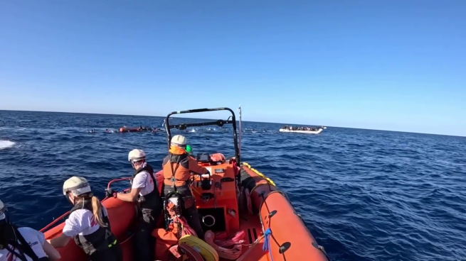 Guardia libica intercetta un gommone nel Mediterraneo e spara in aria, i migranti si gettano in mare: Msf ne salva 83