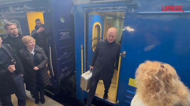 Il cancelliere tedesco Scholz arriva a Kiev in treno: la visita a sorpresa per incontrare Zelensky