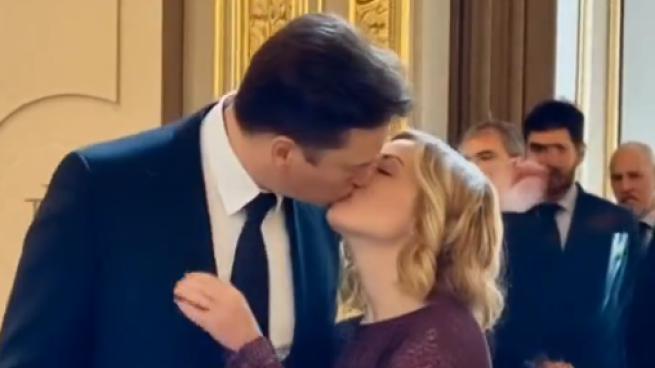 Il bacio (fake) tra Meloni e Musk: sui social il video realizzato con l'intelligenza artificiale