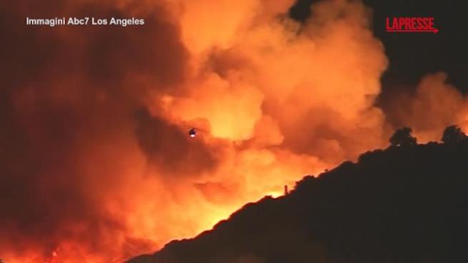 Il video dell'incendio a Malibu in California: evacuata un'università