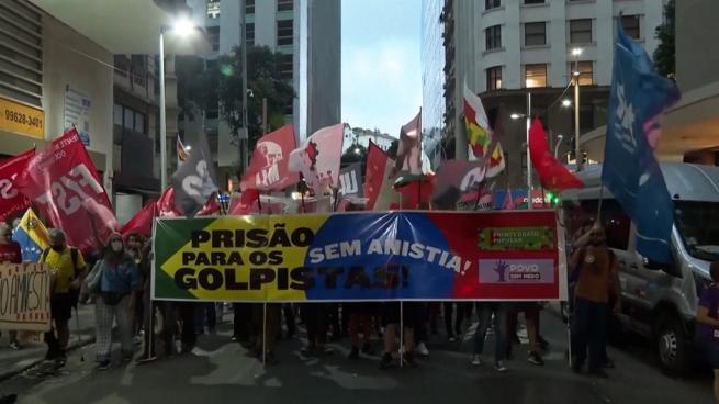 Proteste a Rio de Janeiro, in Brasile per l'amnistia concessa ai golpisti