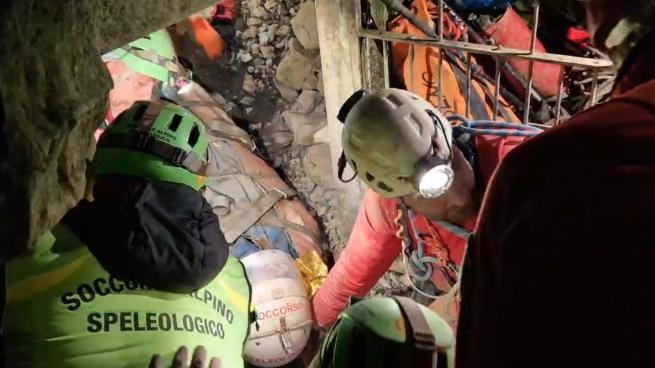 Ottavia Piana portata in salvo, il momento in cui la barella viene portata fuori