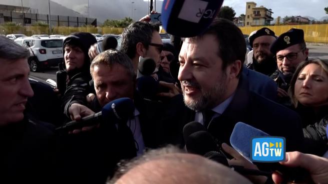 Salvini a processo a Palermo: «Scusate per questa passeggiata, c'è l'arcobaleno di buon auspicio»