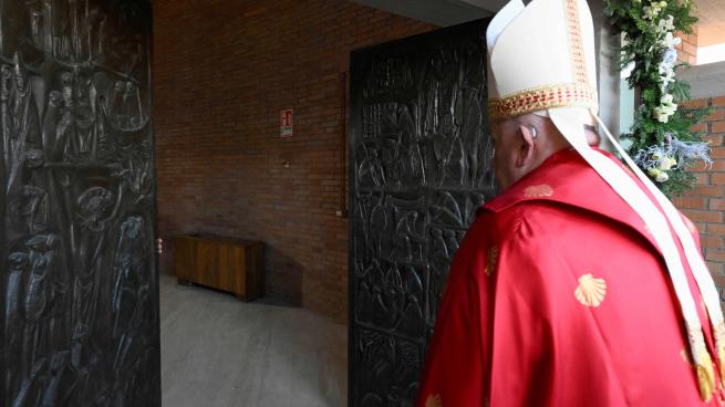 Papa Francesco apre la seconda Porta Santa nel carcere di Rebibbia