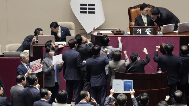 Caos in Sud Corea, sì del parlamento all'impeachment del presidente ad interim: scontri e proteste in aula