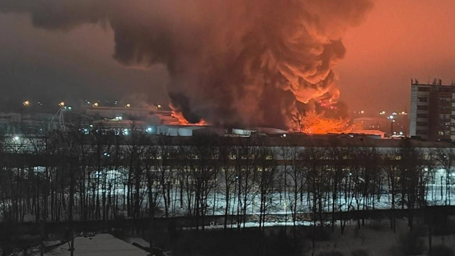 In fiamme un impianto di produzione di acetone a Gatchina, in Russia