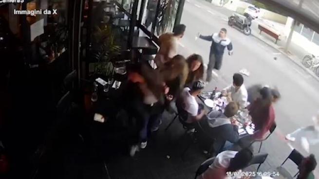 Tel Aviv, palestinese accoltella un israeliano davanti a un bar: le immagini