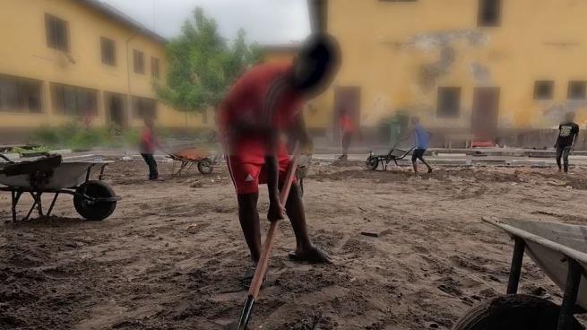 Tra i bambini che sopravvivono tra le strade di Kinshasa. «Una delle sfide più difficli della vita»