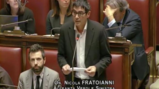 Fratoianni parla dell'avviso di garanzia a Meloni, la maggioranza rumoreggia: tensione alla Camera