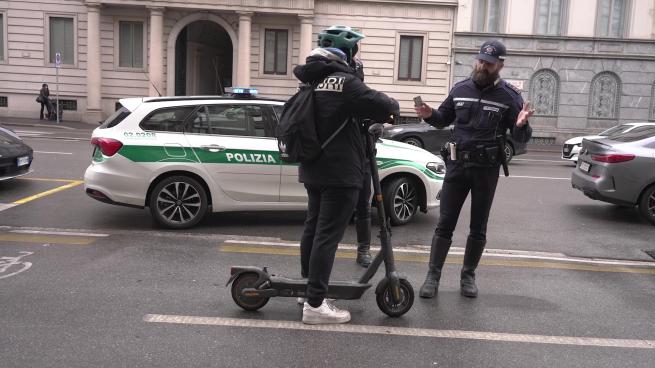 Milano, nuovo codice della strada: «Pioggia di multe per cellulare alla guida e monopattini. Ma la paura è un deterrente»