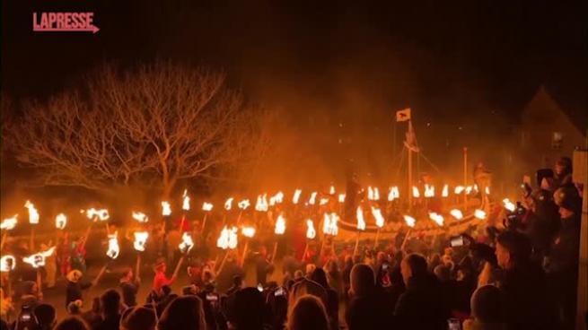 Nelle isole Shetland, in Scozia, l'antica festa del fuoco vichinga