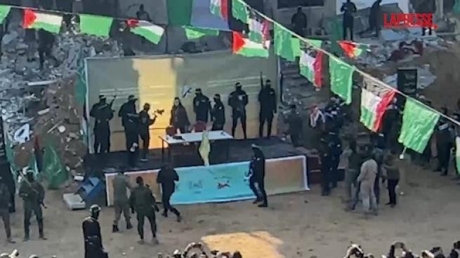 Hamas rilascia Agam Berger: il saluto sul palco, poi la consegna alla Croce Rossa