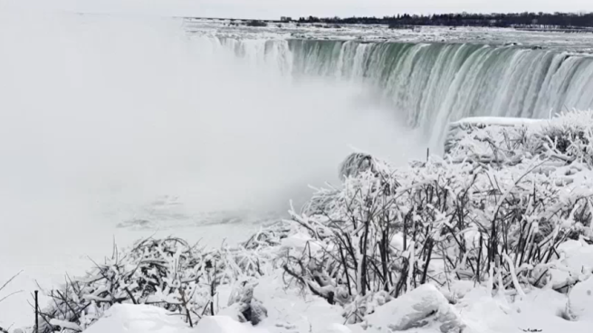 La cascate del Niagara coperte di ghiaccio: lo straordinario spettacolo invernale