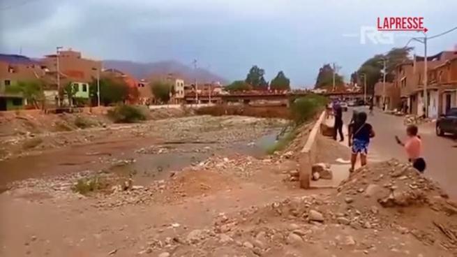 Perù, esonda il fiume Tierras Blancas: l'impressionante avanzata del fango