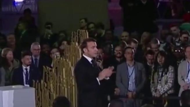 Macron difende l'elettrico e fa il verso a Donald Trump: «Drill baby drill? No, qui in Europa basta il plug baby plug»