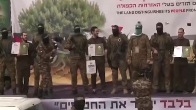 Tre ostaggi israeliani su palco a Nuseirat, Omer bacia i miliziani di Hamas