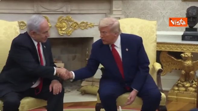 La stretta di mano tra Trump e Netanyahu nello studio ovale della Casa Bianca