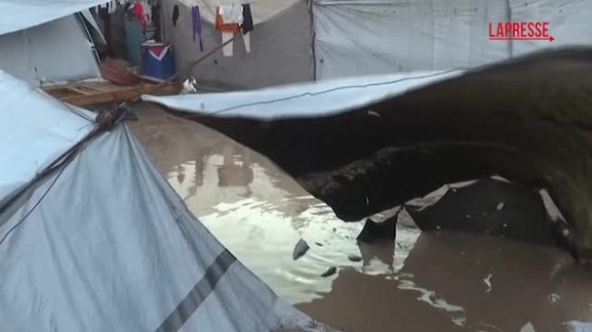 La pioggia allaga le tende a Muwasi