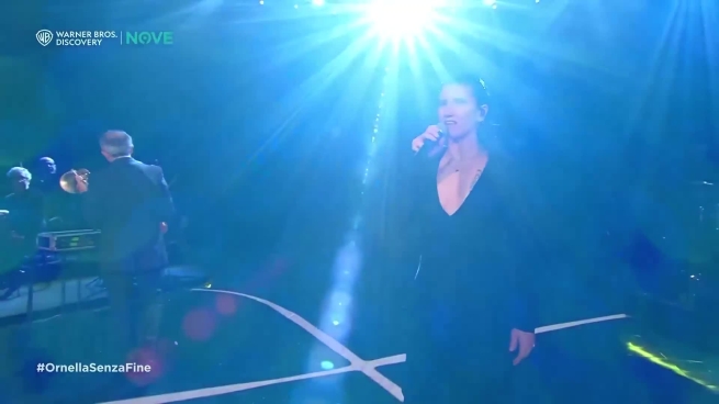 Elisa canta nella serata ricordo "Ornella senza fine": la sua interpretazione di «L'appuntamento» è emozionante