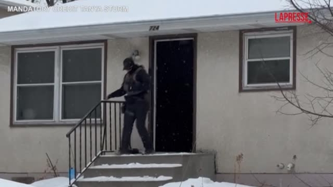Minnesota, anziano prelevato da casa dagli agenti Ice in biancheria intima in mezzo alla neve