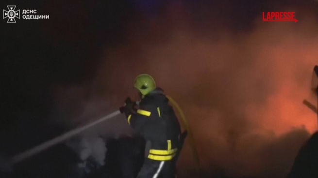 I Vigili del Fuoco combattono con le fiamme dopo l'attacco russo su Odessa